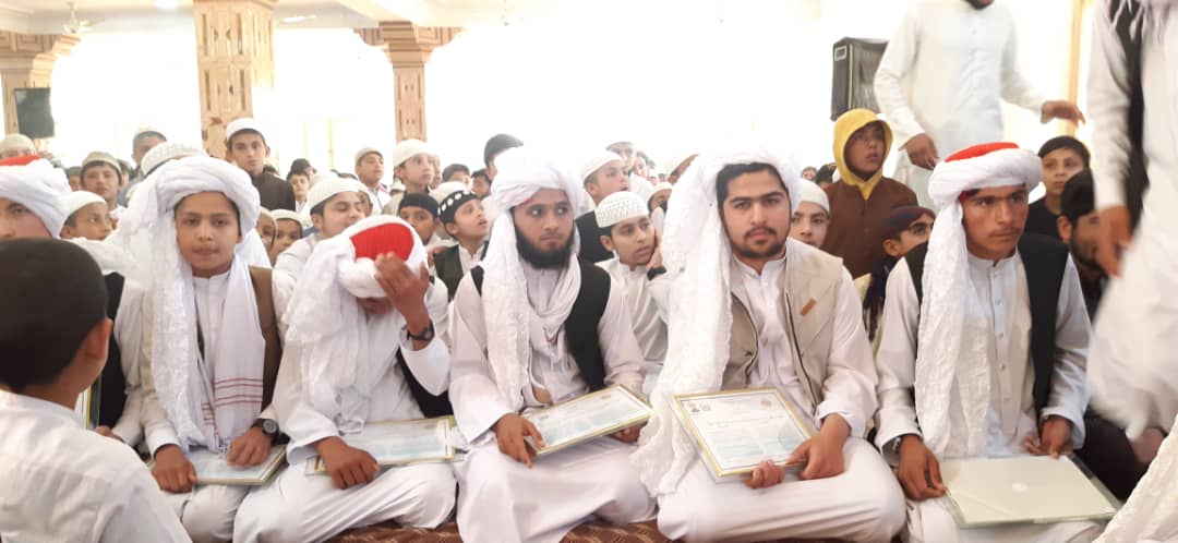 په لغمان ولایت کې د حدیقة العلوم له دیني مدرسې څخه ١٧ تنه د قرآن کریم حافظان فارغ شول