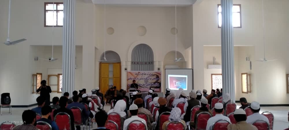 په ننګرهار ولایت کې یوه افغان قرآن کریم د نړۍ په پینځه ژبو ژباړلی