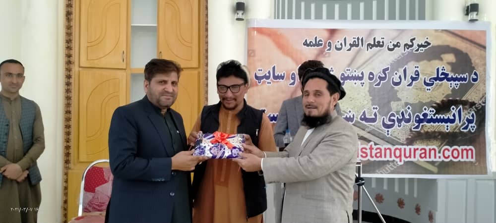 په ننګرهار ولایت کې یوه افغان قرآن کریم د نړۍ په پینځه ژبو ژباړلی