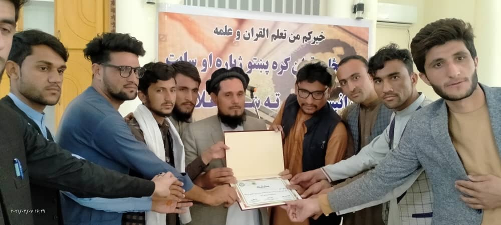 په ننګرهار ولایت کې یوه افغان قرآن کریم د نړۍ په پینځه ژبو ژباړلی
