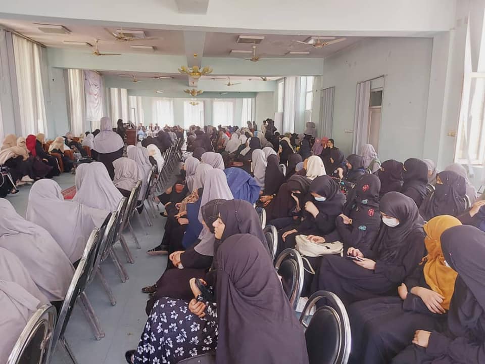 فراغت خواهران حفاظ وایجاد حلقات درسی دور ترجمه وتفیسر 