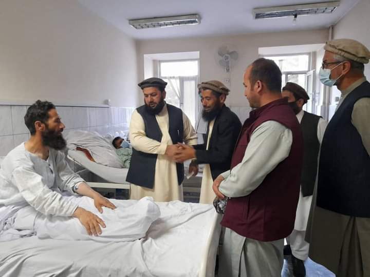 عیادت معین مسلکی وزارت از مجروحین حادثه انفجار در موتر استادان پوهنتون البیرونی