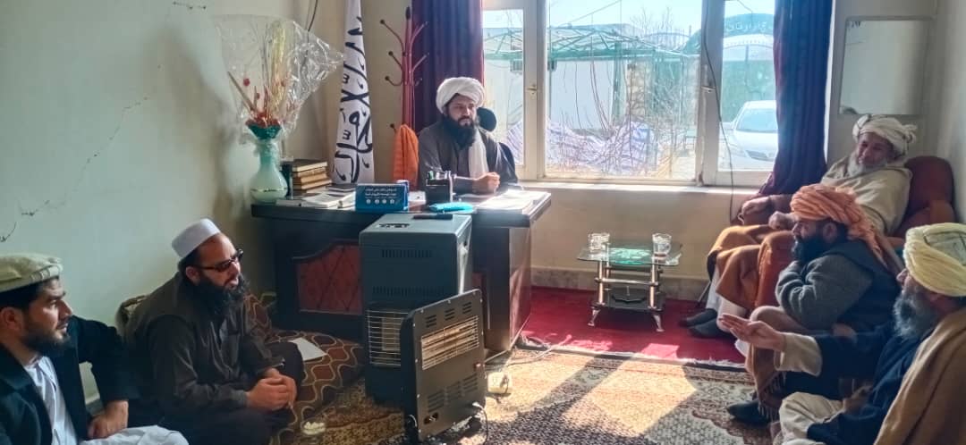 جلسه رسمی با امامان و حفاظ مشهور ولایت لوگر جهت تدویر صنوف تجوید وارتقای ظرفیت امامان وائمه مساجد در مقر ریاست ارشاد، حج واوقاف