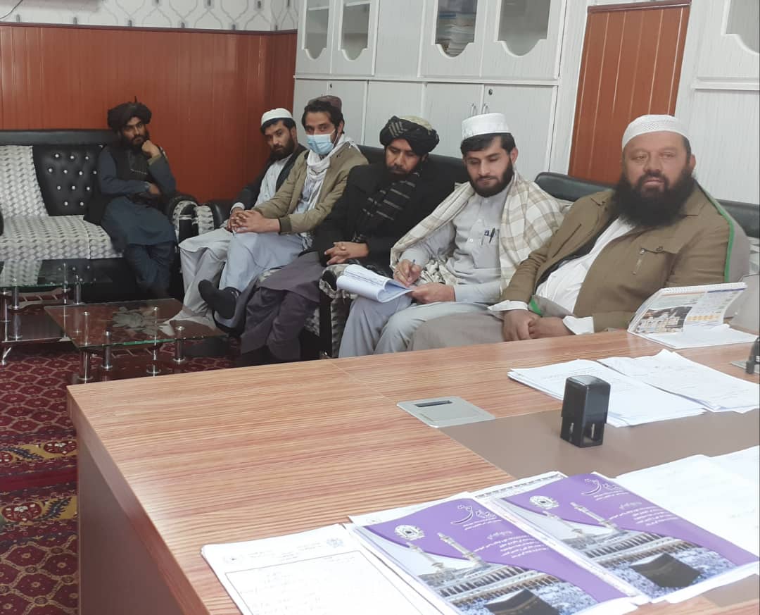 د غزني ولایت د ارشاد، حج او اوقافو رئیس مولوي عبدالمنان مدني ترمشرۍ لاندې ددي ریاست د کارکونکو سره اداري غونډه ترسره کړه. 