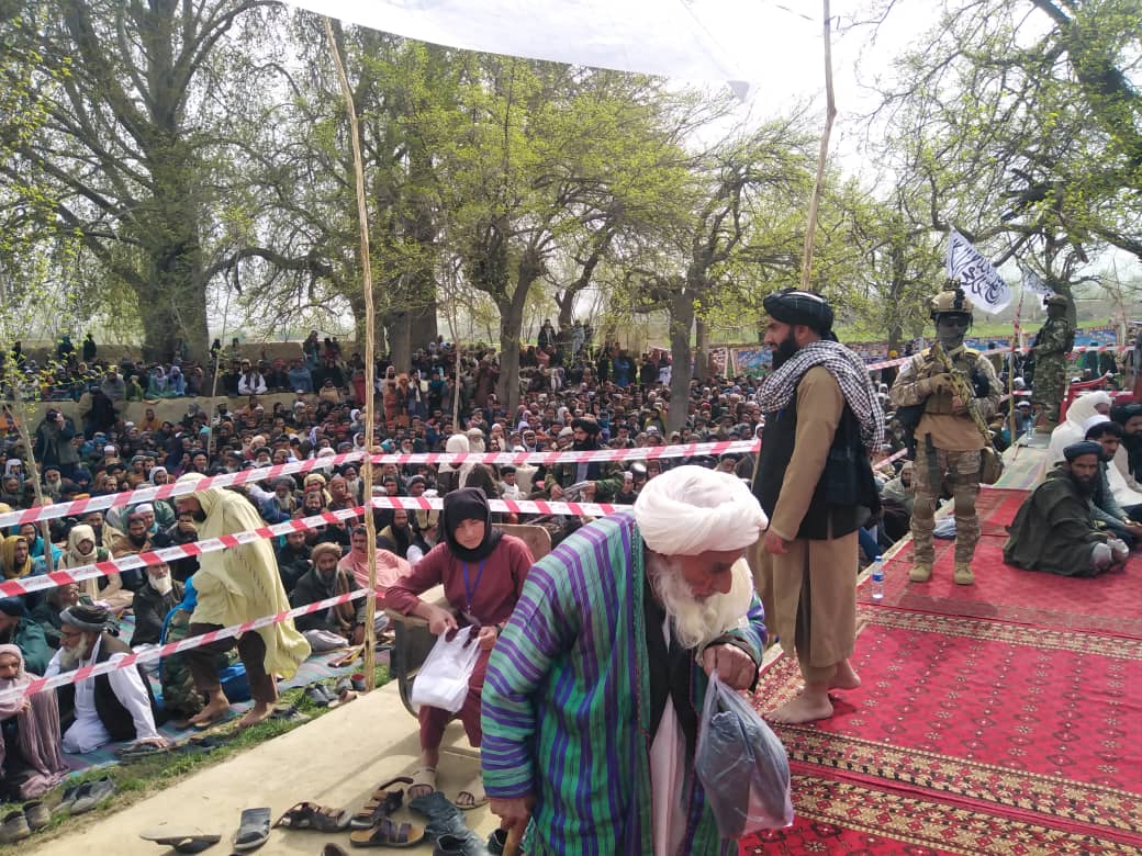 طی محافل جداگانه دستاربندی در ولایت کندز از فارغان حفظ قرآن کرام گرامی داشت به عمل آمد.