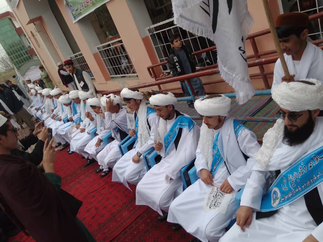 طی محافل جداگانه دستاربندی در ولایت کندز از فارغان حفظ قرآن کرام گرامی داشت به عمل آمد.