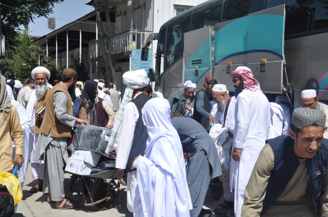 له سعودي عربستان څخه هېواد ته د حاجیانو د بېرته راستنېدو لرۍ دوام لري.