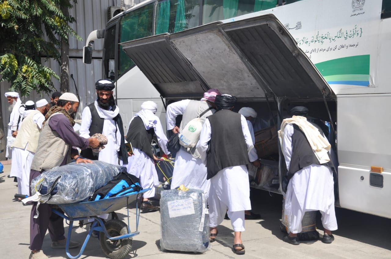 له سعودي عربستان څخه هېواد ته د حاجیانو د بېرته راستنېدو لرۍ دوام لري.