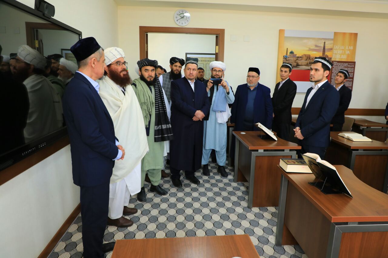 Minister of MOHIA, accompanied by his delegation, continued their trip to Uzbekistan and, during their meeting with the authorities of Samarkand, visited the Islamic centers there.