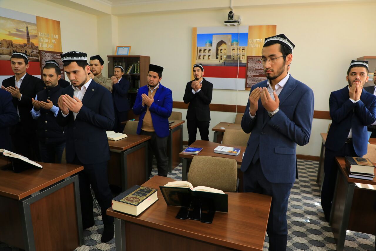 Minister of MOHIA, accompanied by his delegation, continued their trip to Uzbekistan and, during their meeting with the authorities of Samarkand, visited the Islamic centers there.