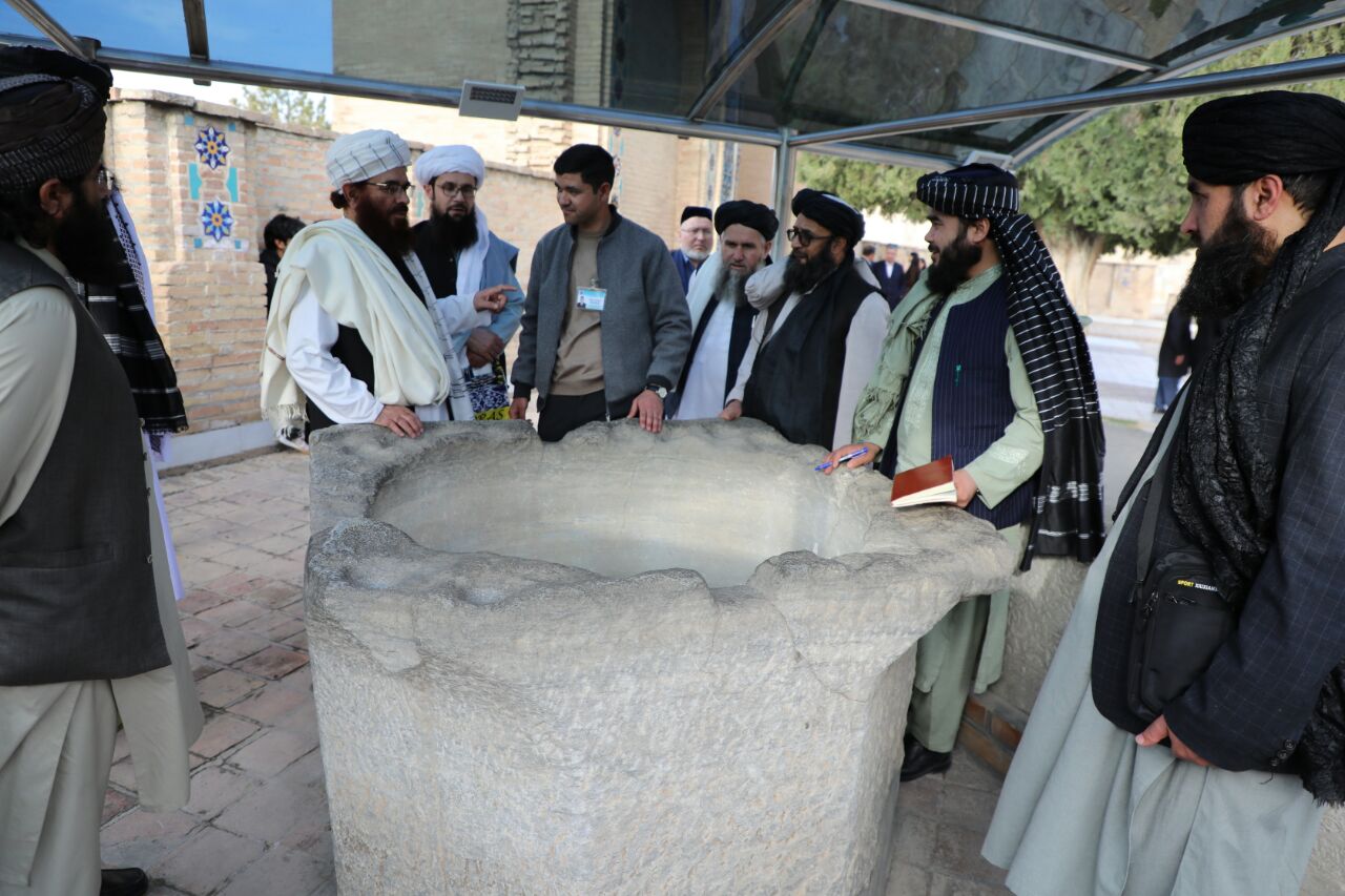 Minister of MOHIA, accompanied by his delegation, continued their trip to Uzbekistan and, during their meeting with the authorities of Samarkand, visited the Islamic centers there.