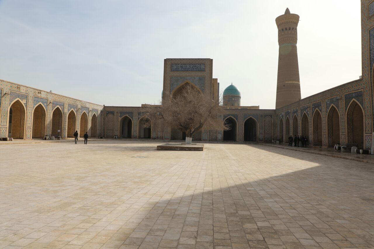 وزیر ارشاد، حج و اوقاف و هیئتی همراهش در ادامه سفرشان به ازبکستان با مسئولین شهر بخارا ملاقات و از مراکز اسلامې و مدارس آن شهر دیدار نمودند.