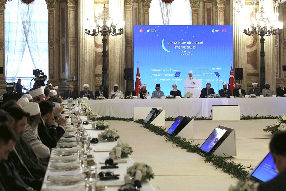 The Minister of MOHIA met with the President of Turkey after the opening of a consultative meeting with Islamic scholars.