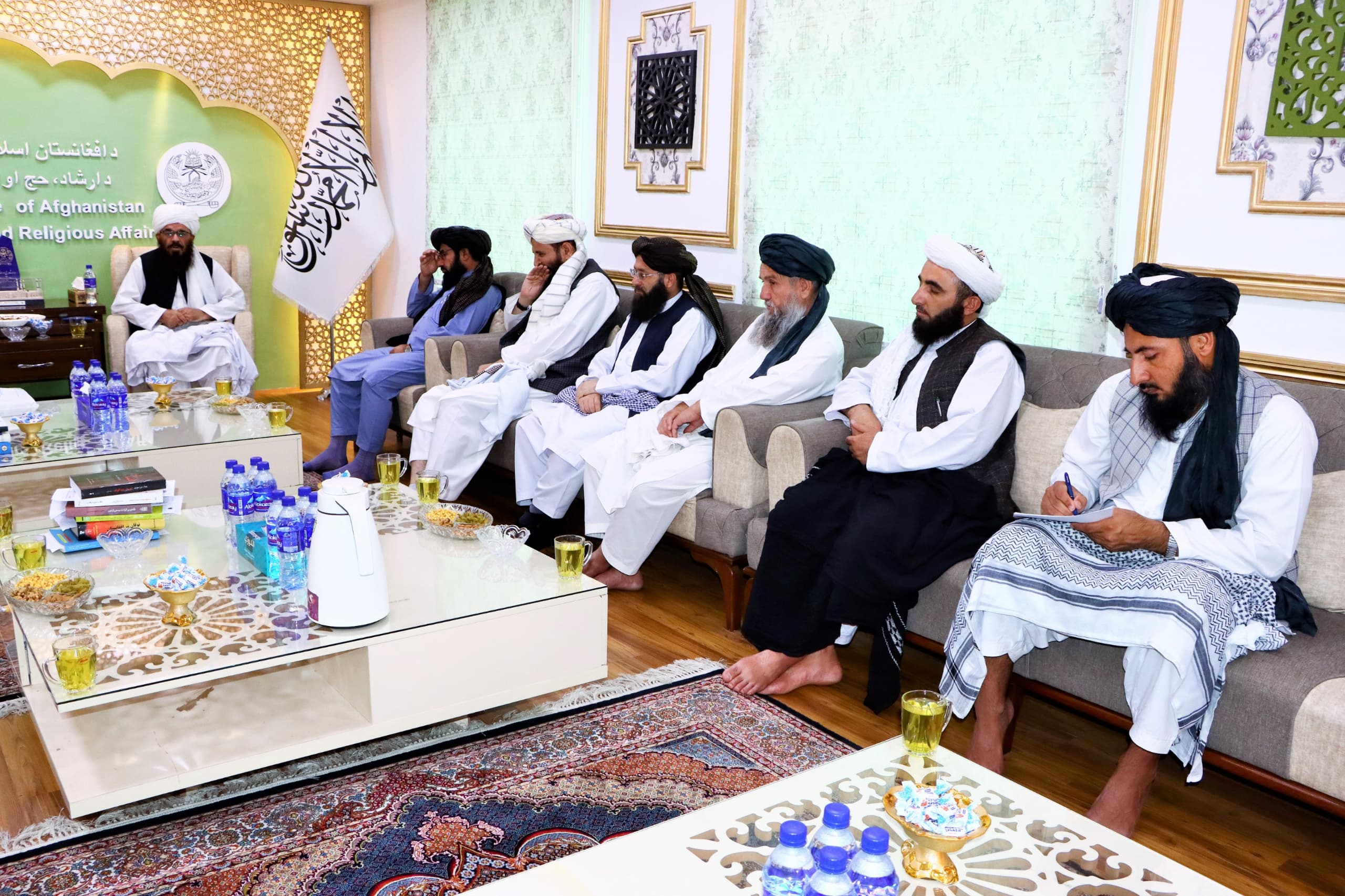 د ارشاد، حج او اوقافو وزیر تر مشرۍ لاندې د بېلا بېلو وزارتونو له مسؤولینو سره ګډه غونډه ترسره شوه