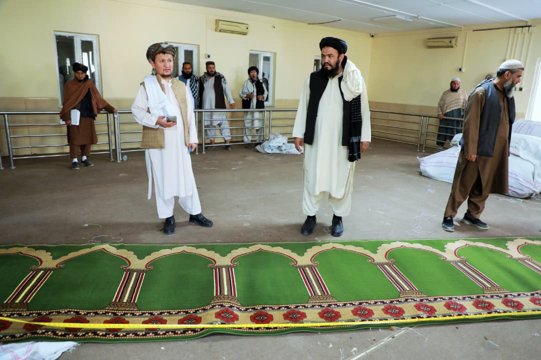 د ارشاد، حج او اوقافو وزارت له لوري د هېواد یو شمېر رسمي او غیر رسمي جوماتونو ته د فرش (جای نماز)د وېش لړۍ بشپړه شوه