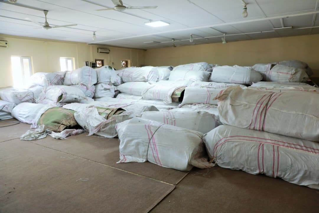 د ارشاد، حج او اوقافو وزارت له لوري د هېواد یو شمېر رسمي او غیر رسمي جوماتونو ته د فرش (جای نماز)د وېش لړۍ بشپړه شوه