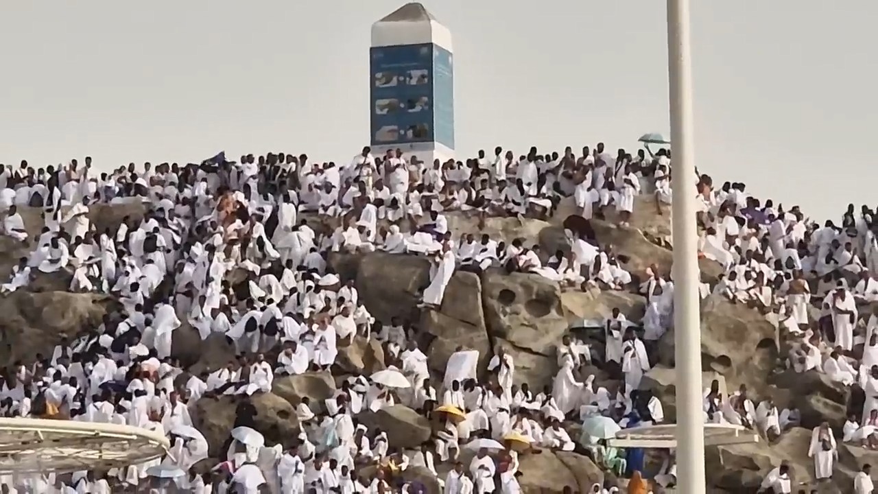 د حج مناسکو د اداء کولو په لړ کې له مِنٰی شریفې څخه د عرفات میدان ته د افغان حاجیانو د انتقال بهیر بشپړ شو